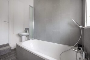 Ducha, secador de pelo y champú