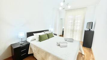 2 quartos, ferros/tábuas de passar roupa, roupa de cama