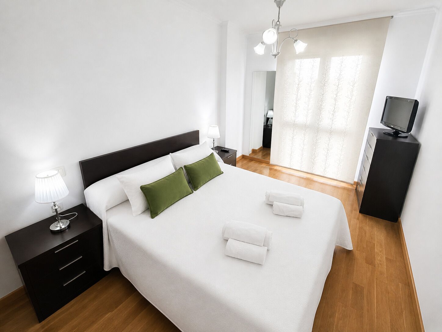 2 dormitorios, tabla de planchar con plancha, ropa de cama