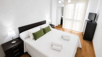 2 dormitorios, tabla de planchar con plancha, ropa de cama
