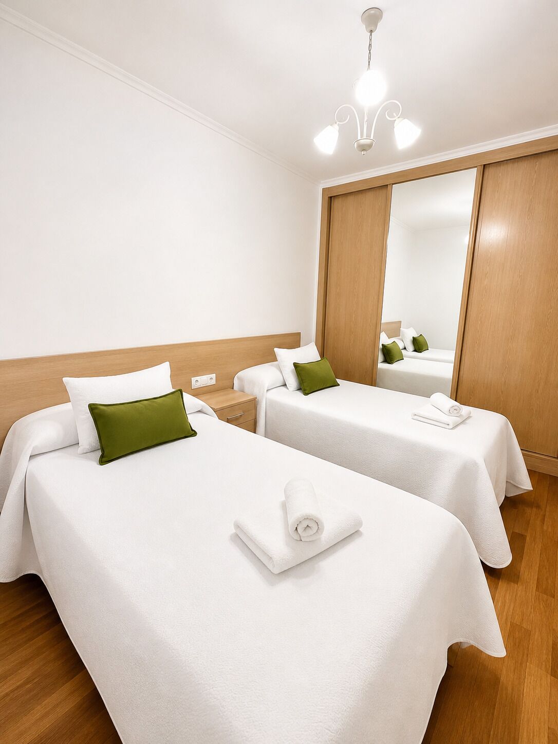 2 habitaciones, tabla de planchar con plancha y ropa de cama 