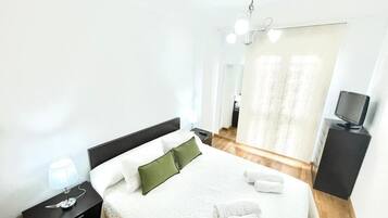 2 slaapkamers, een strijkplank/strijkijzer, beddengoed