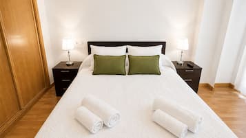 2 slaapkamers, een strijkplank/strijkijzer, beddengoed