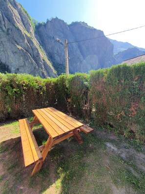 Outdoor dining - Appartement 40m² Avec Jardin, Calme, Pied des Cols! (La Tour-en-Maurienne)