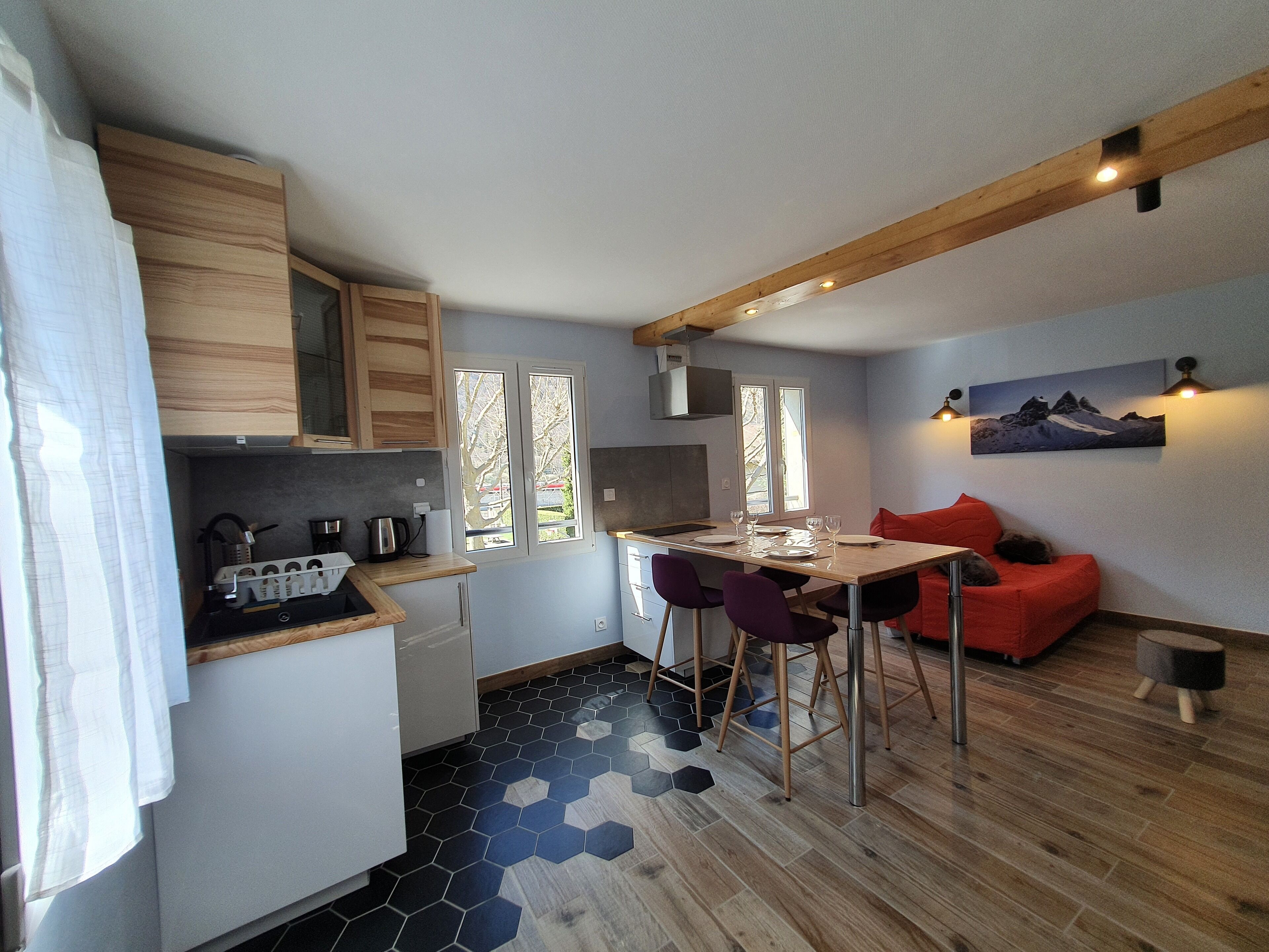 Køleskab, mikrobølgeovn, kaffe-/temaskine, elkedel