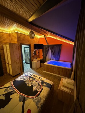 Deluxe Double Room | Laptop workspace, bed sheets