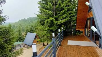 Classic Bungalow | Laptop workspace, bed sheets