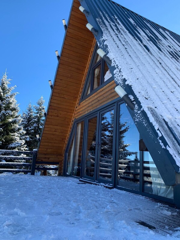 Luxury Bungalow | Laptop workspace, bed sheets