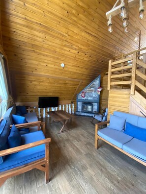 Bungalow clásico | Espacio para trabajar con un portátil y ropa de cama