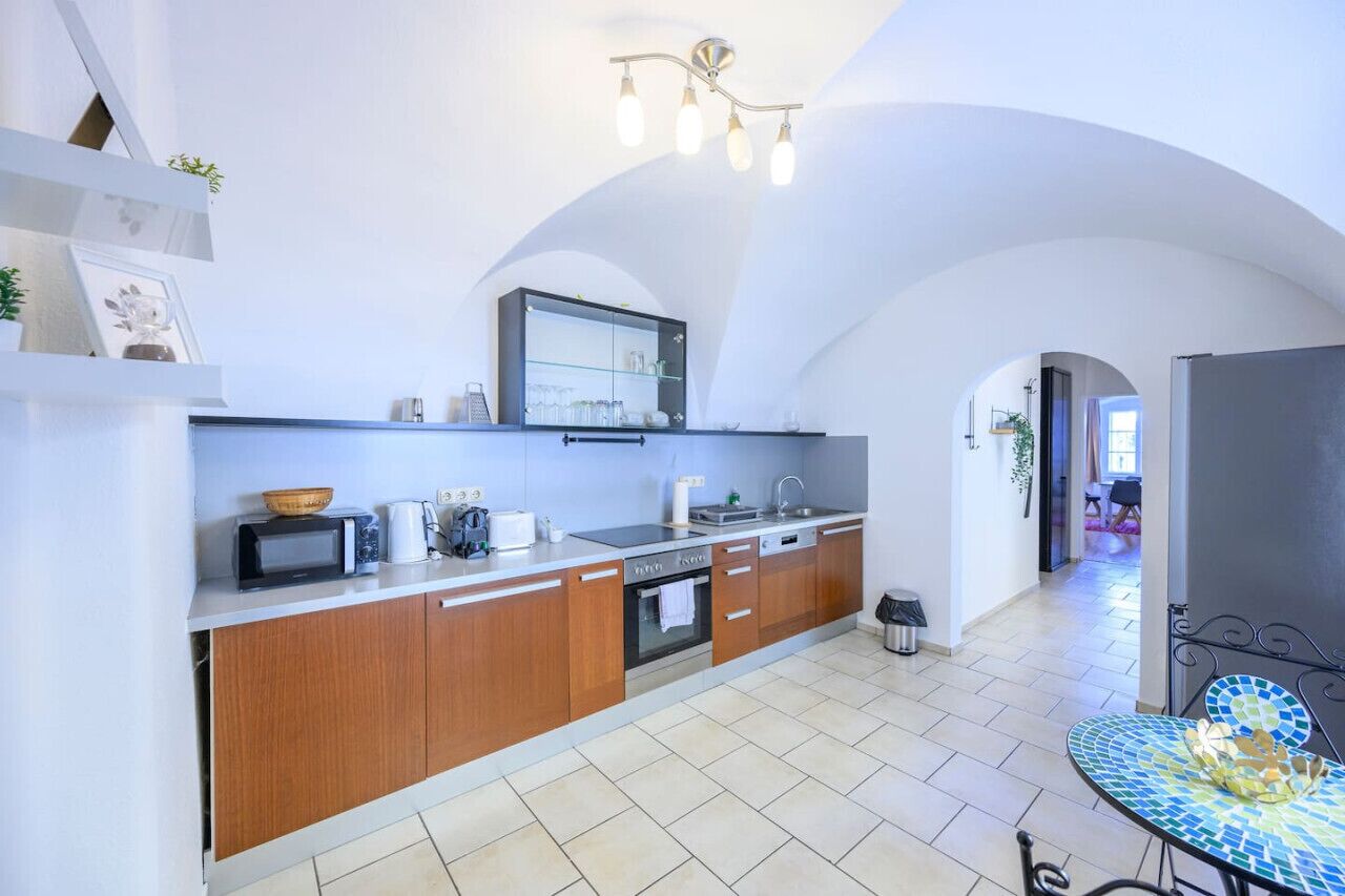 Kühlschrank, Mikrowelle, Herdplatte, Wasserkocher mit Kaffee-/Teezubehör