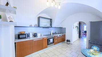 Een koelkast, een magnetron, een kookplaat