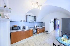 Kjøleskap, mikrobølgeovn, kokeplater og kaffetrakter/tekoker