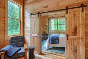 3 bedrooms, WiFi, bed sheets - Honey Goat Hill, Sleeps 10, Centrally Located with Wooded Views (Logan)