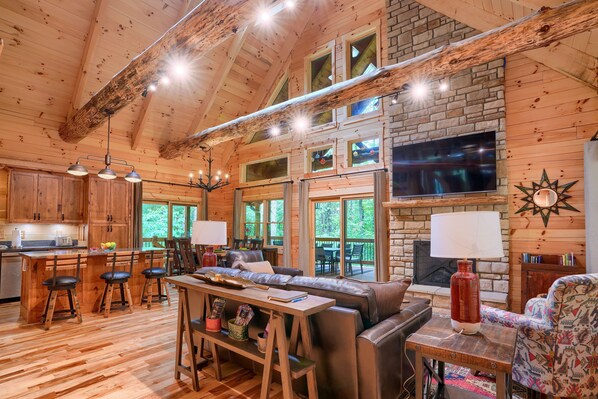 Smart TV, fireplace - Honey Goat Hill, Sleeps 10, Centrally Located with Wooded Views (Logan)