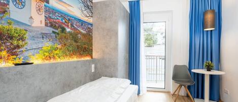 1 bedroom, desk, WiFi