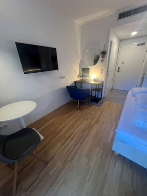 1 bedroom, desk, WiFi