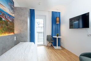 1 bedroom, desk, WiFi