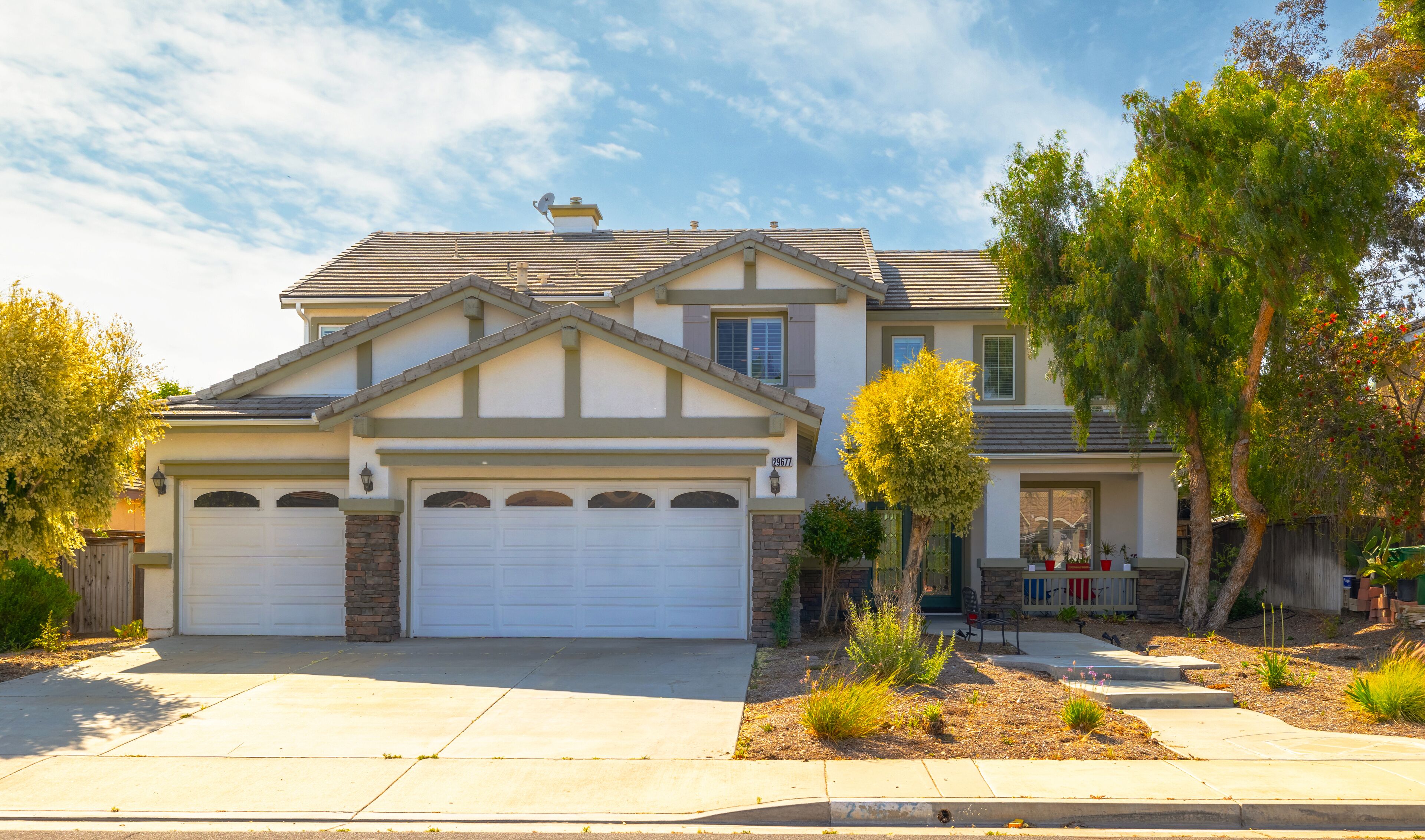 Luxury 6-Bedroom Home w Large 3-Cars Garage & Spacious Yard 