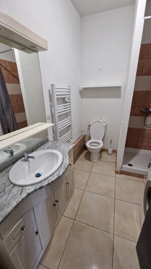 Shower, hair dryer, towels, soap - T2 apartment with balcony near downtown NARBONNE (Narbonne)
