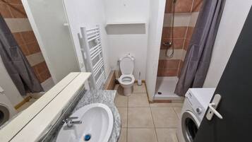 Douche, sĂšche-cheveux, serviettes fournies, savon