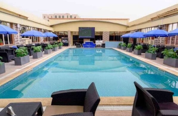 Una piscina cubierta