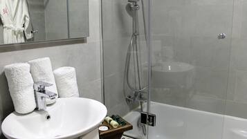 Suite | Bathroom | Shower, free toiletries, hair dryer, bathrobes