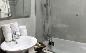Suite | Bagno | Doccia, set di cortesia gratuito, asciugacapelli, accappatoio
