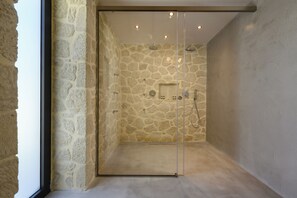 Villa – deluxe, 1 soverom, privat basseng | Bad | Kombinert dusj/badekar, boblebad og toalettartikler (inkludert)