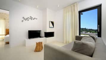 Villa Deluxe, 2 chambres, piscine privée | Coin séjour | TV connectée de 40 pouces avec chaßnes par satellite