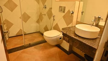 Deluxe Room | Bathroom | Free toiletries