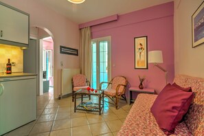 Apartment, 1 Schlafzimmer, Raucher, Balkon | Wohnbereich | Bücher