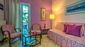 A living room with a sofa, two chairs, a glass coffee table, and a lamp. - Cozy Apartment Amoudara Heraklion Crera-5 (Malevizi)
