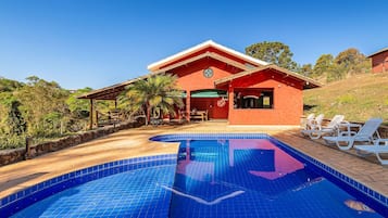 Villa | Piscine | Piscine extérieure, chaises longues