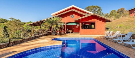 Villa | Piscine | Piscine extérieure, chaises longues