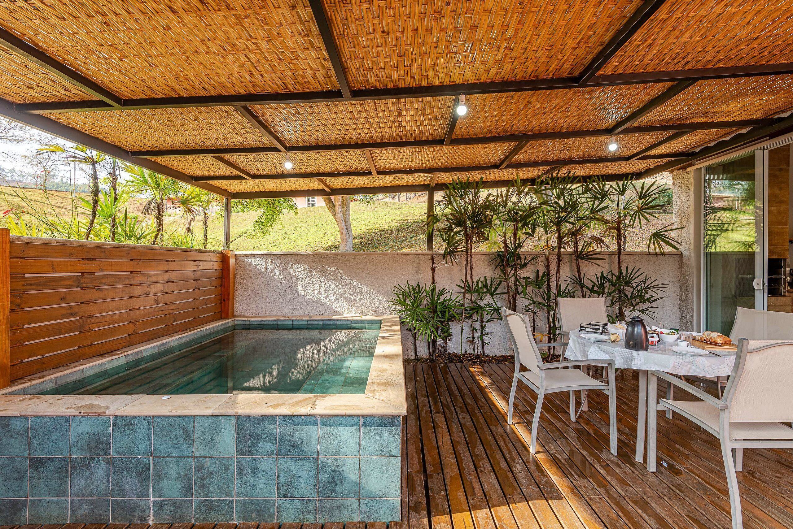 Villa | Alberca | Alberca al aire libre y camastros 