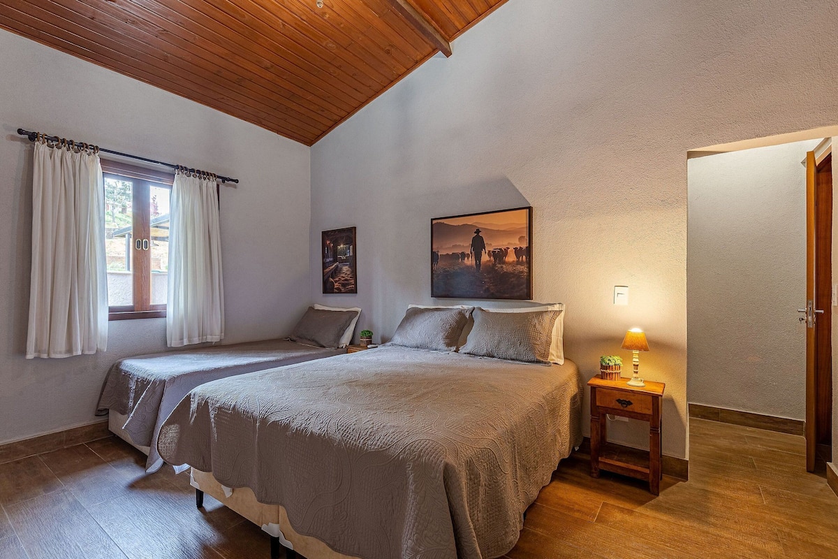 Villa | Desk, blackout drapes, soundproofing, free WiFi