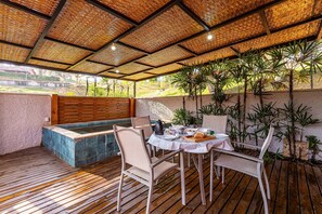 Villa, Klimaanlage, zum Garten hin | Speisen im Freien