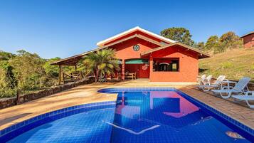 Vila | Piscina | Piscina externa, espreguiçadeiras