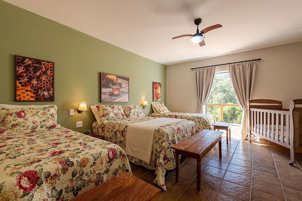 Villa | Desk, blackout drapes, soundproofing, free WiFi