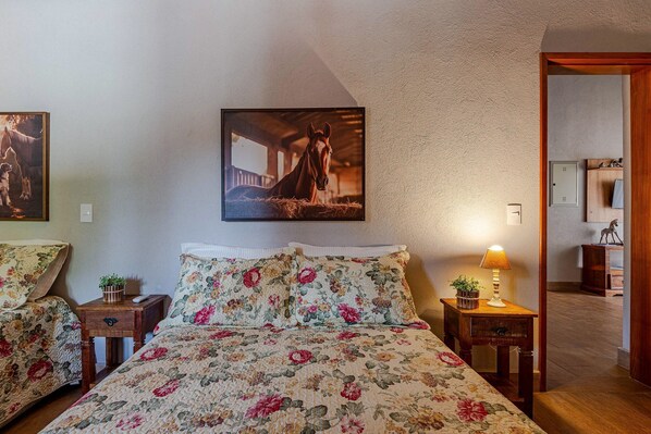 4 bedrooms, desk, blackout curtains, soundproofing
