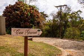 A wooden sign with the text "Casa Soavomet" pointing to the right.