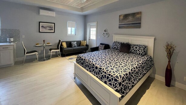 Room - Nicole's Nest Brand New Exquisite Studio Hideaway (Freeport)