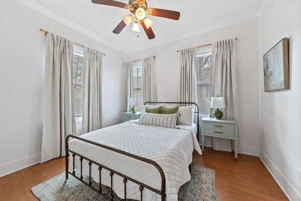 5 bedrooms, iron/ironing board, WiFi, bed sheets