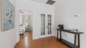 5 bedrooms, iron/ironing board, WiFi, bed sheets