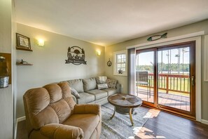 Smart-TV, DVD-spiller og bøker