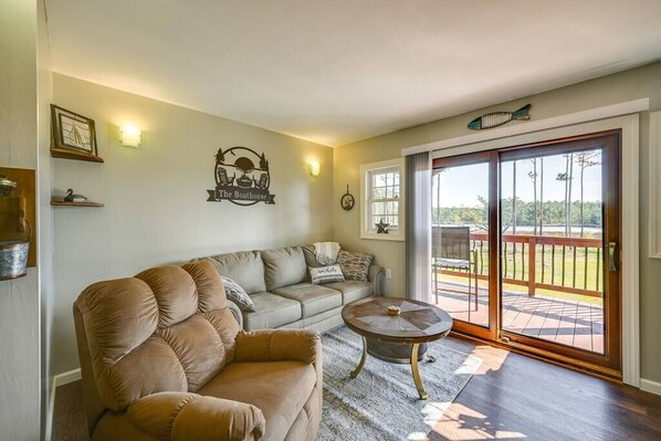 Smart TV, DVD player, books