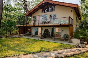 Exterior - Beautiful Beachfront 4 bedroom Beachhouse with pool (Tamarindo)