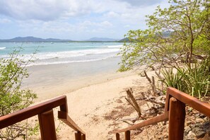En la playa, camastros y toallas de playa 