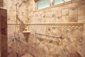 Dusche, Haartrockner, Handtücher, Seife