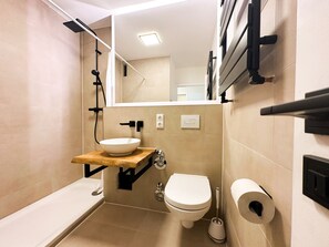 Serviettes fournies, papier toilette